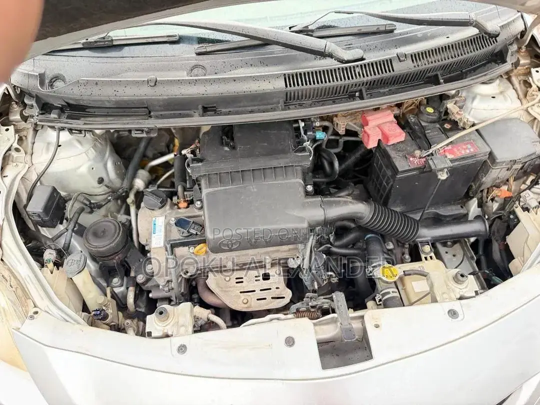 Toyota Belta 2011 Silver