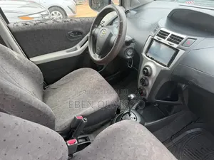 Toyota Vitz 2010 Silver