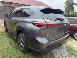 Toyota Highlander XLE 2021 Gray