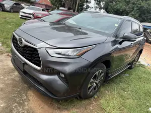 Toyota Highlander XLE 2021 Gray