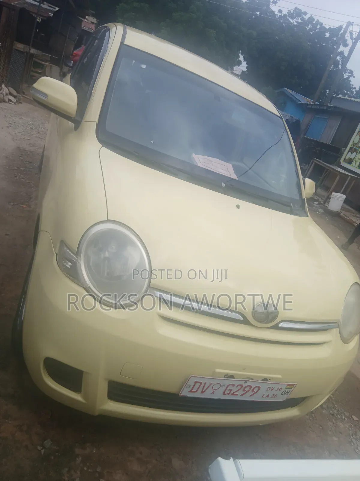 Toyota Sienta 2010 Yellow