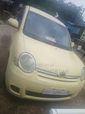 Toyota Sienta 2010 Yellow