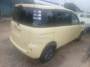 Toyota Sienta 2010 Yellow