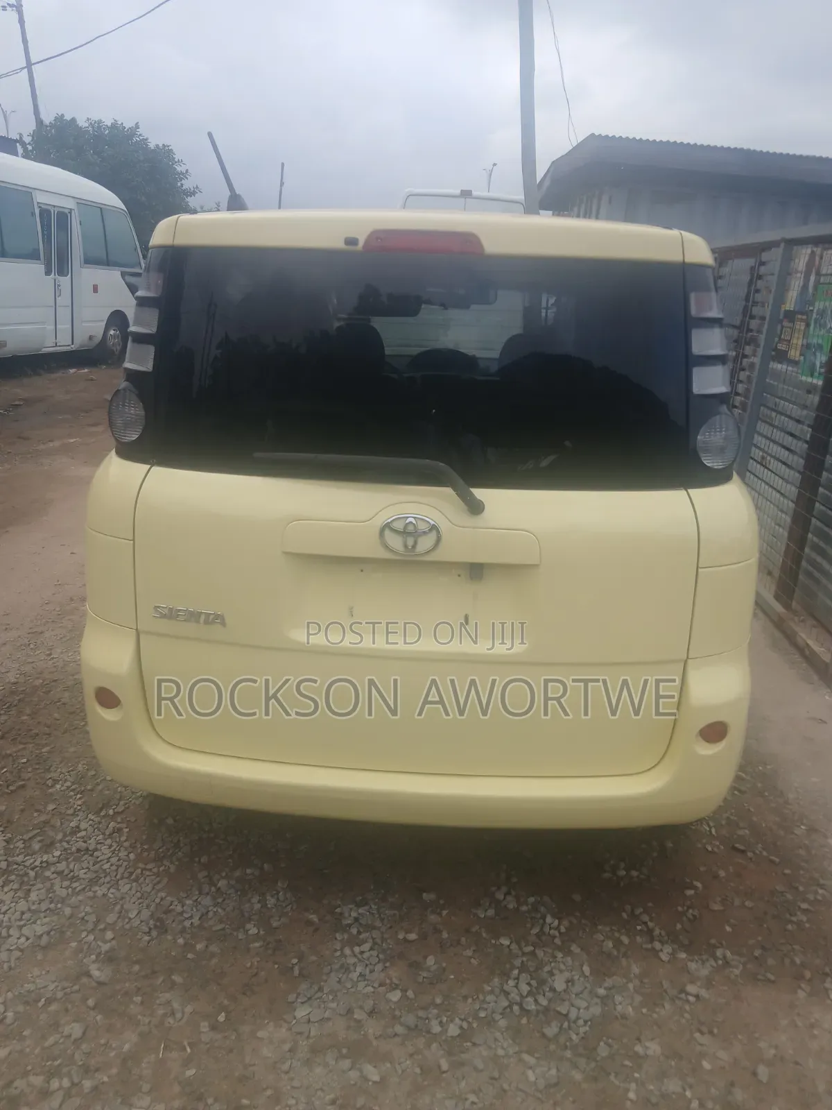 Toyota Sienta 2010 Yellow