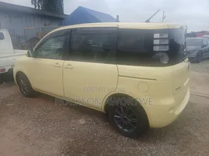 Toyota Sienta 2010 Yellow