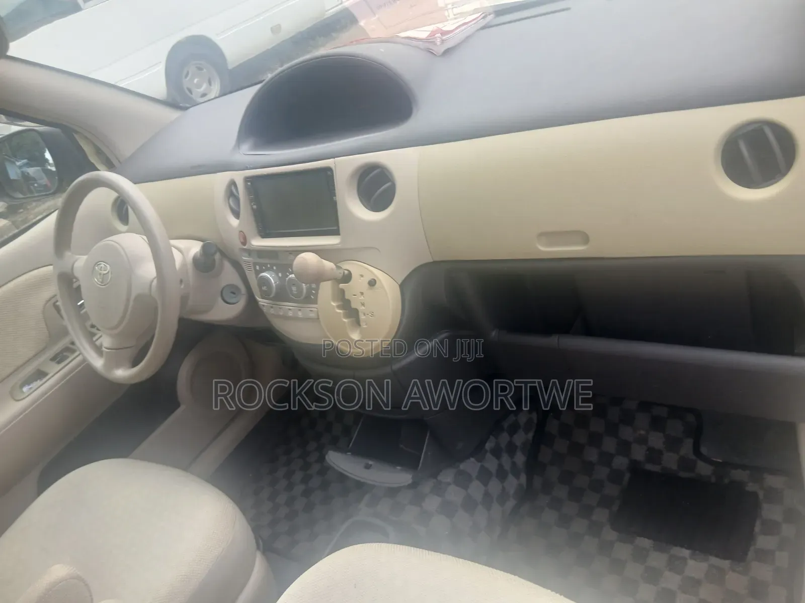 Toyota Sienta 2010 Yellow