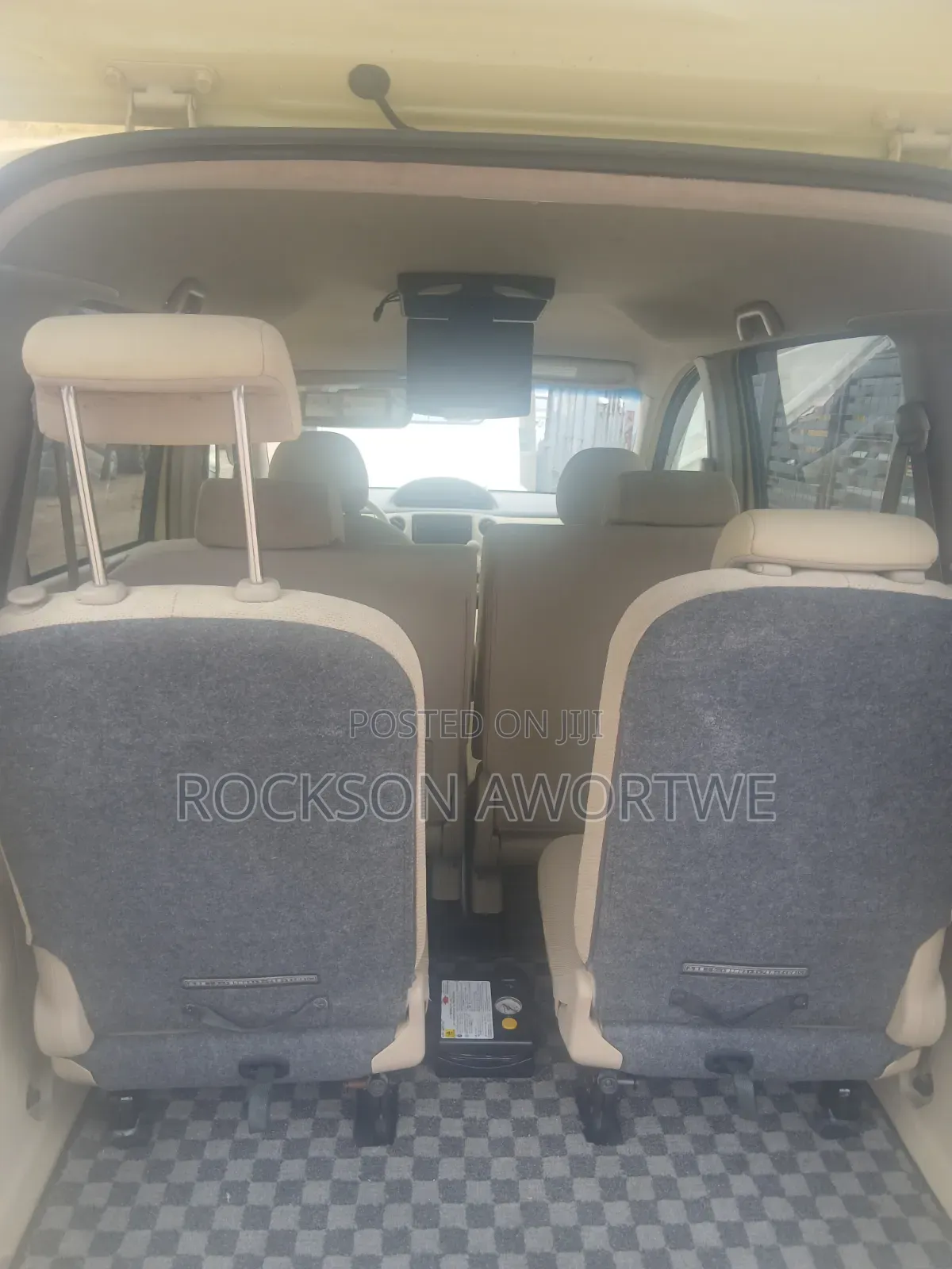 Toyota Sienta 2010 Yellow