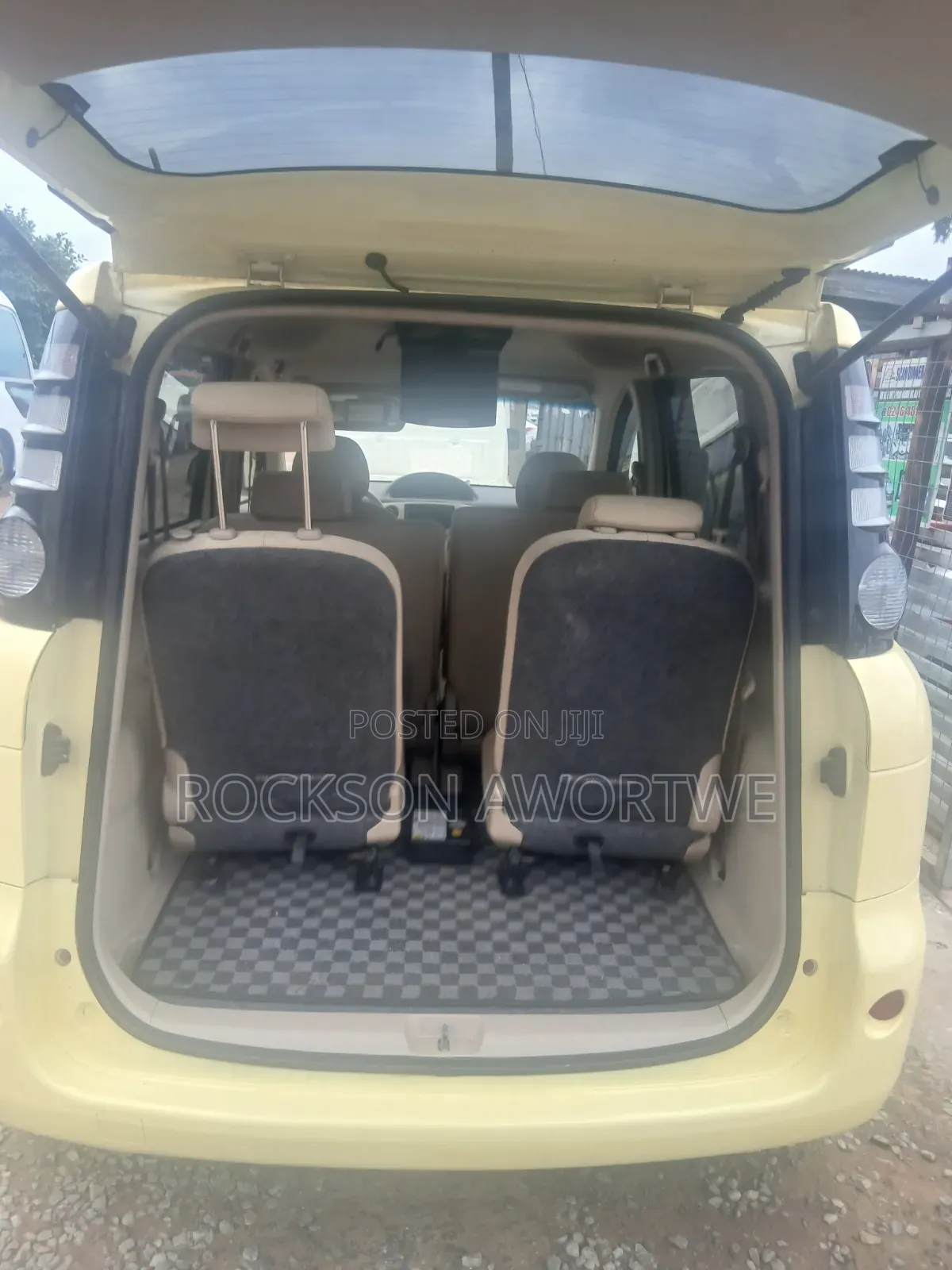 Toyota Sienta 2010 Yellow
