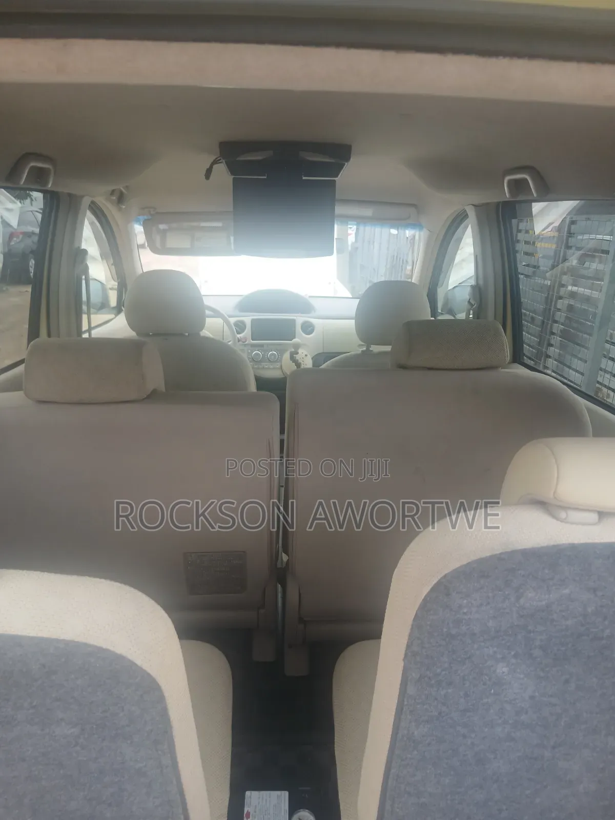 Toyota Sienta 2010 Yellow