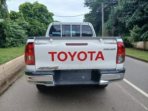 Toyota Hilux 2024 White