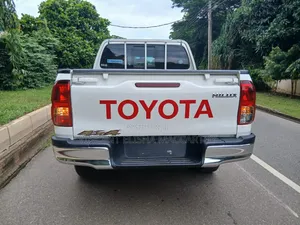 Toyota Hilux 2024 White