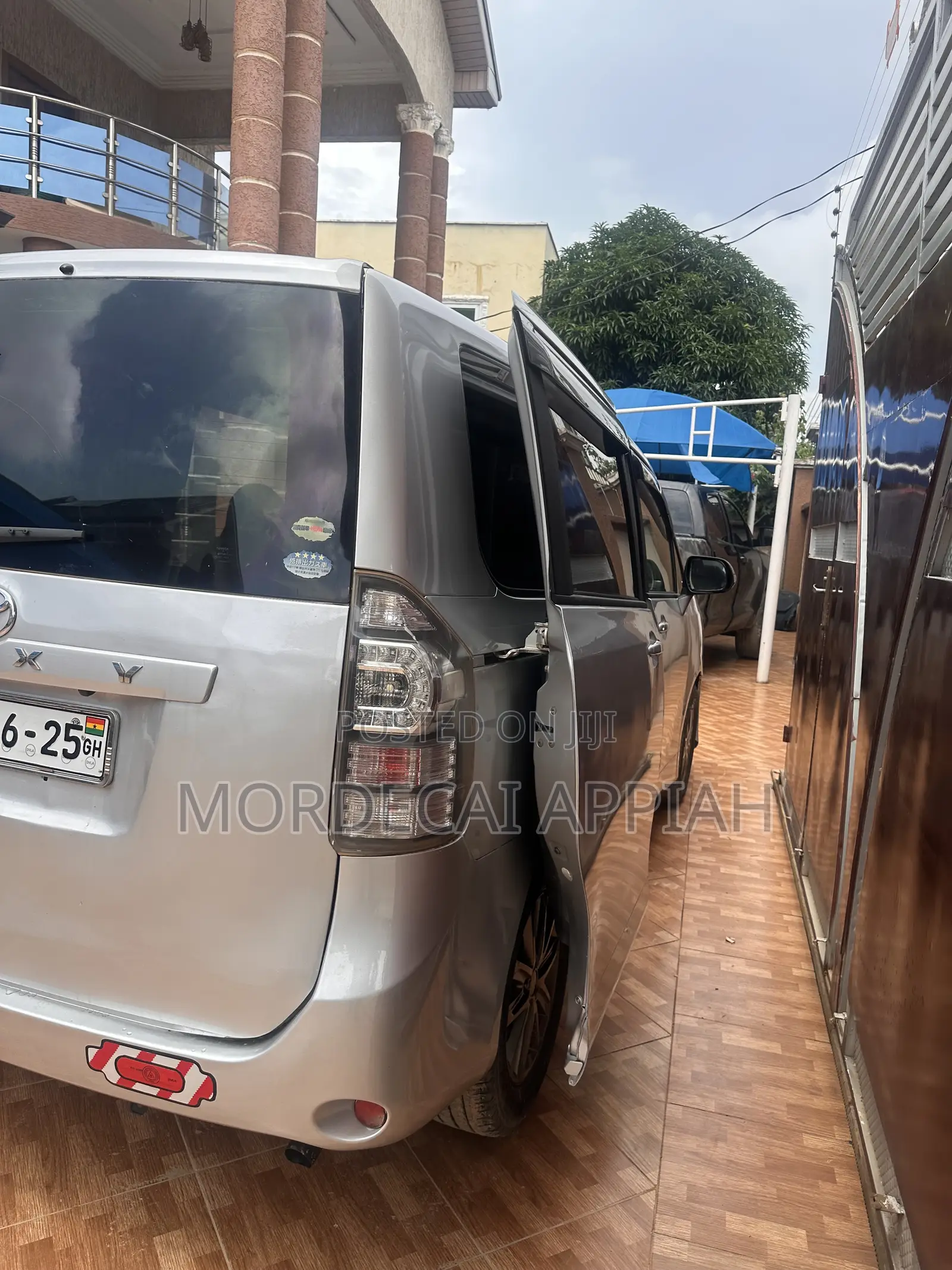 Toyota Voxy 2012 Silver