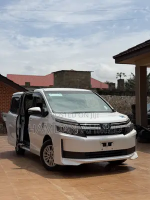 Toyota Voxy X 2WD 8-Seater 2015 White