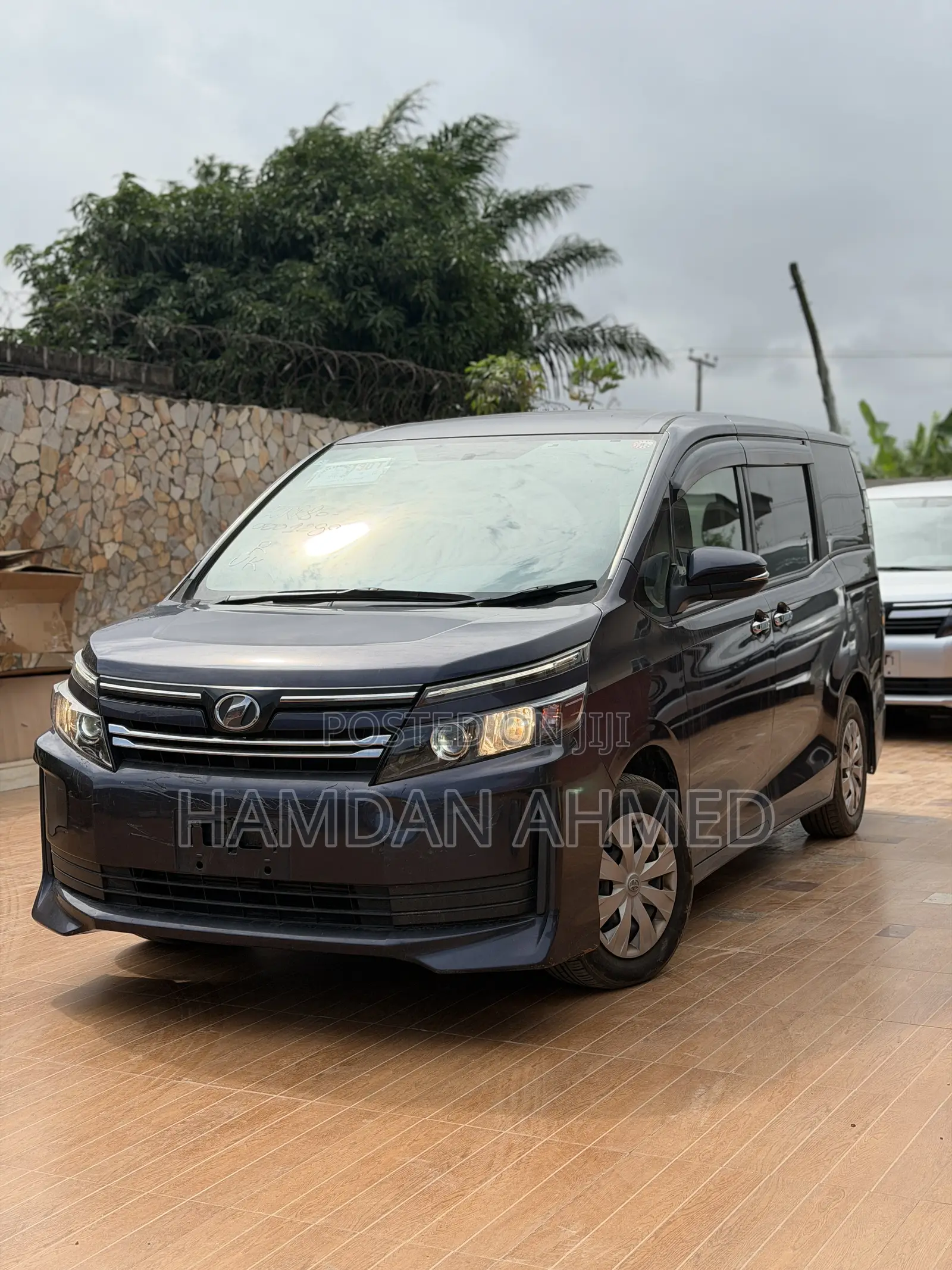 Toyota Voxy V 2WD 7-Seater 2014 Purple
