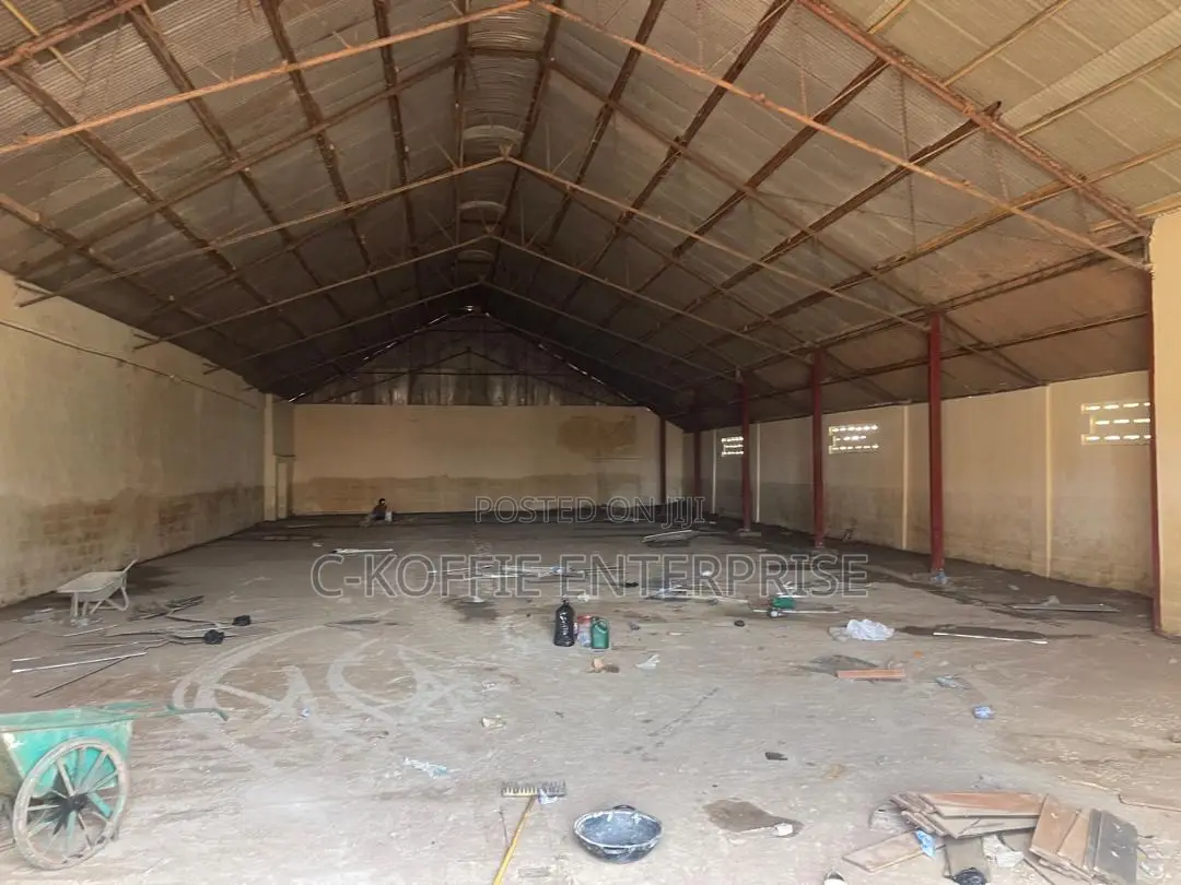 1,200 SQM Warehouse at Circle for Rent.