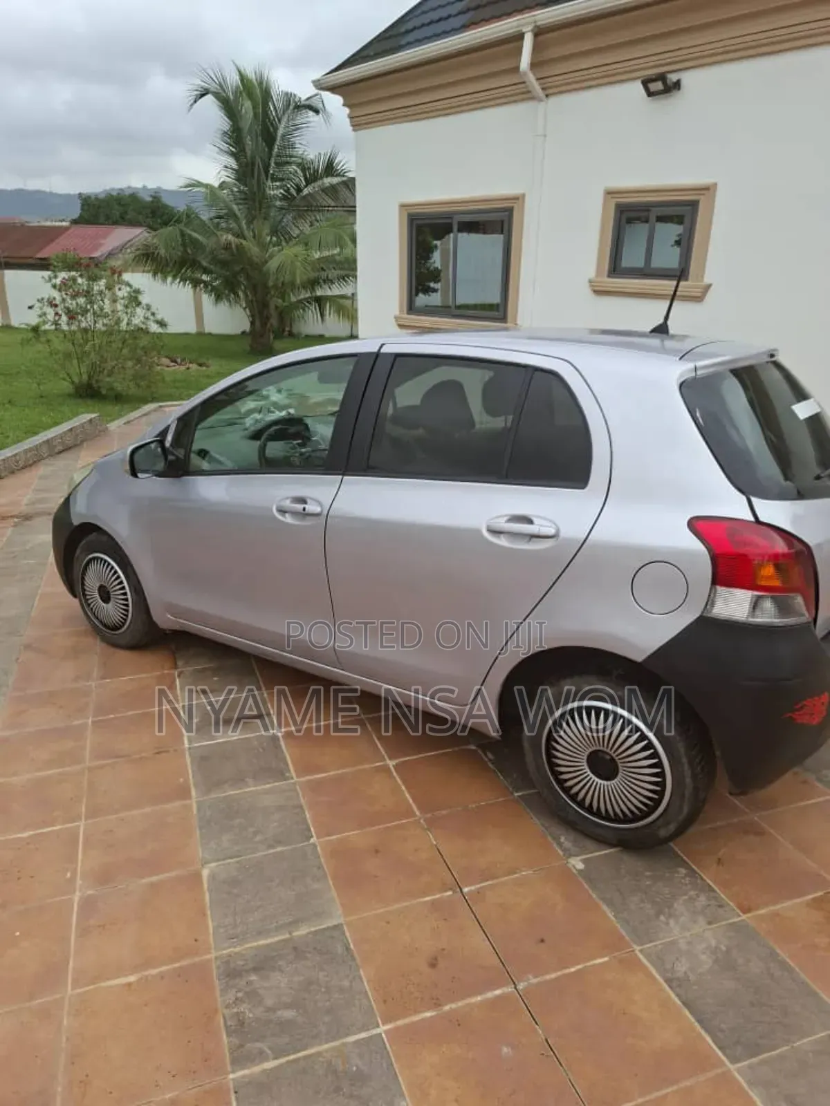 Toyota Vitz 2010 Silver
