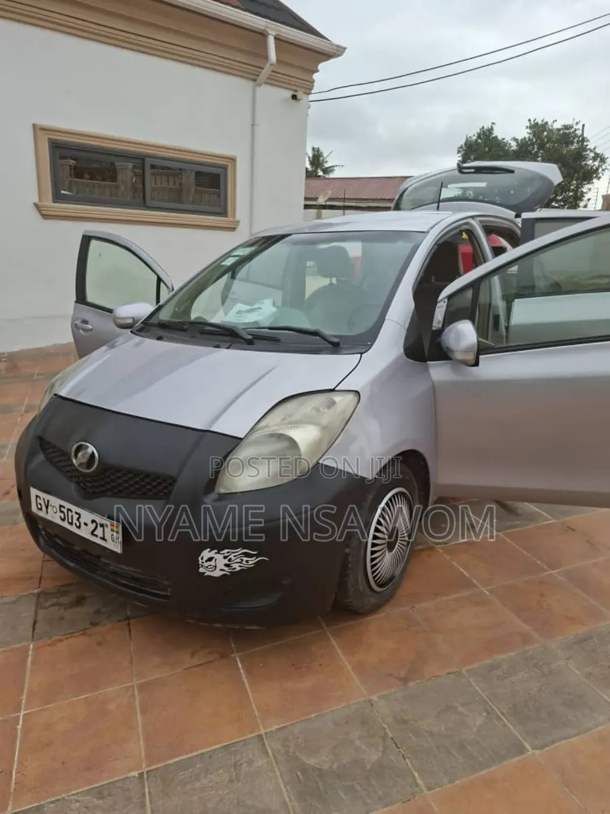 Toyota Vitz 2010 Silver