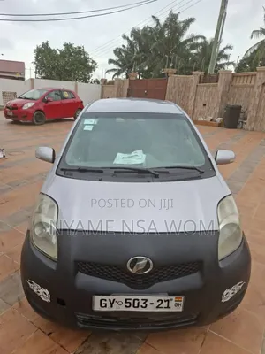 Toyota Vitz 2010 Silver