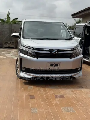 Toyota Voxy V 2WD 7-Seater 2015 Silver