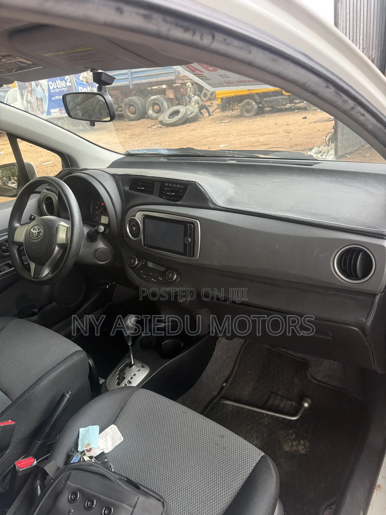 Toyota Vitz 1.3 FWD 5dr 2013 White