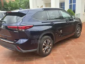 Toyota Highlander XLE 2022 Blue