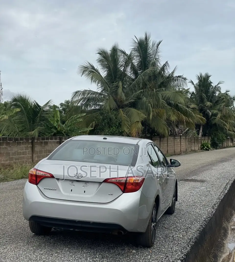 Toyota Corolla LE (1.8L 4cyl 2A) 2018 Silver
