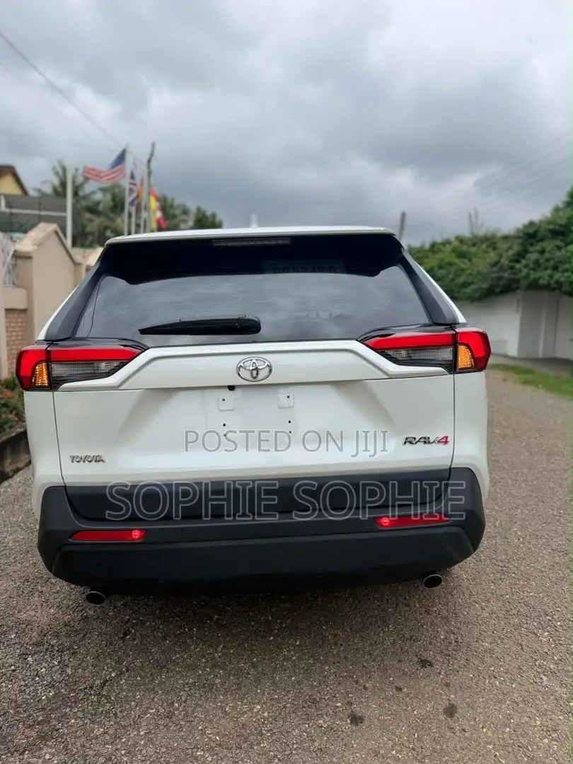 Toyota RAV4 XLE 2025 White