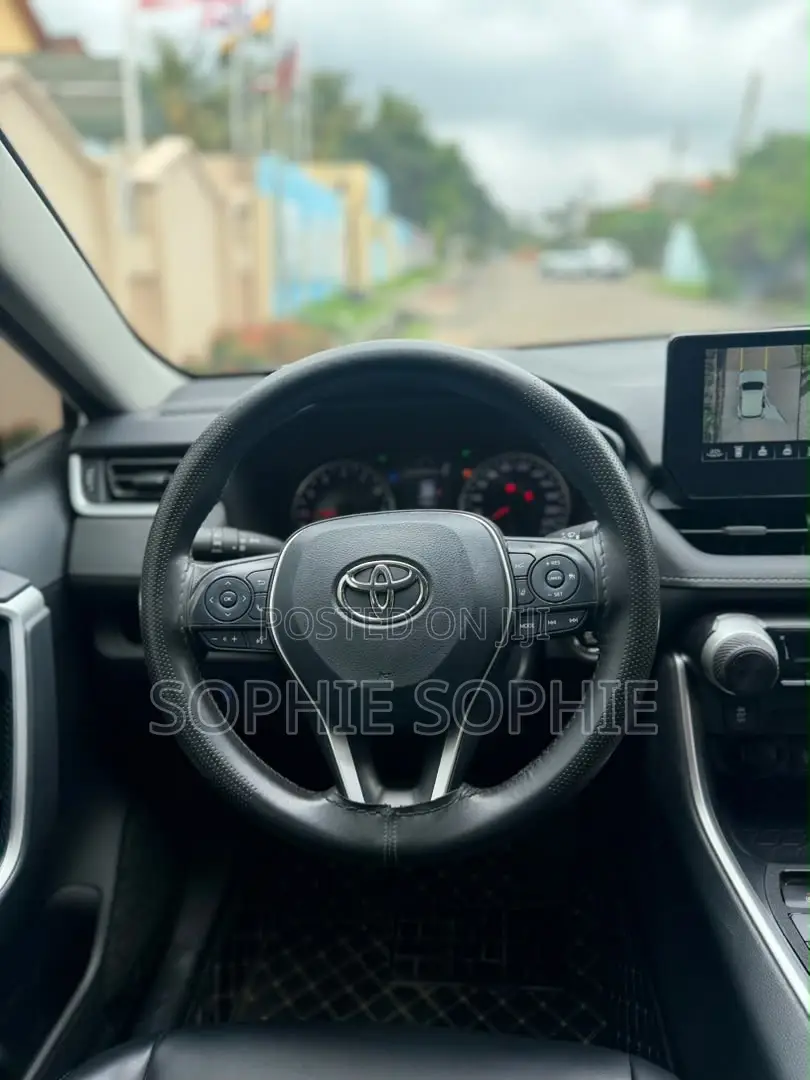 Toyota RAV4 XLE 2025 White