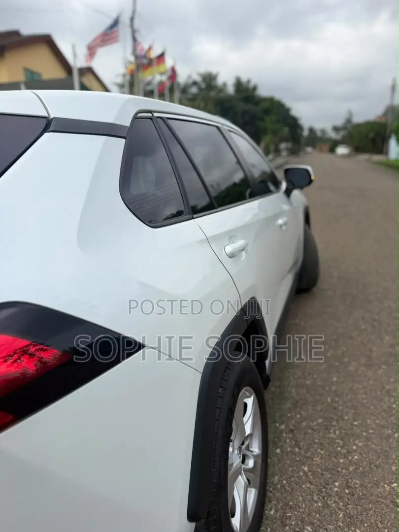 Toyota RAV4 XLE 2025 White