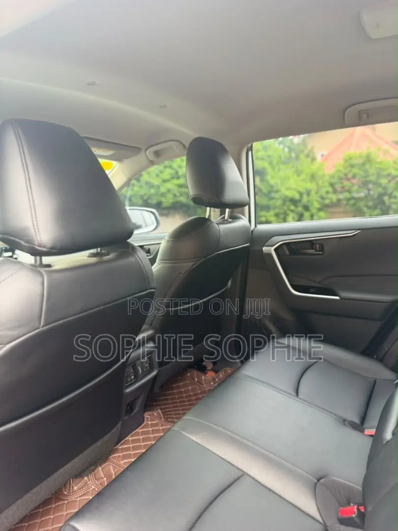 Toyota RAV4 XLE 2025 White