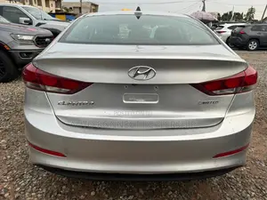 Hyundai Elantra Limited Sedan FWD (2.0L 4cyl 6A) 2017 Silver