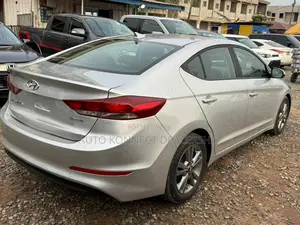 Hyundai Elantra Limited Sedan FWD (2.0L 4cyl 6A) 2017 Silver