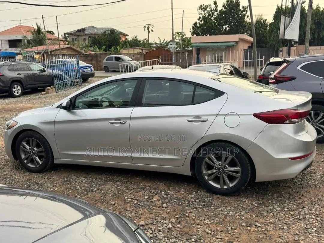 Hyundai Elantra Limited Sedan FWD (2.0L 4cyl 6A) 2017 Silver