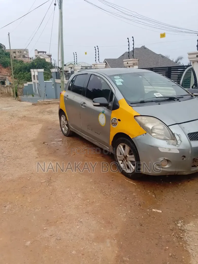 Toyota Yaris 2010 Gold