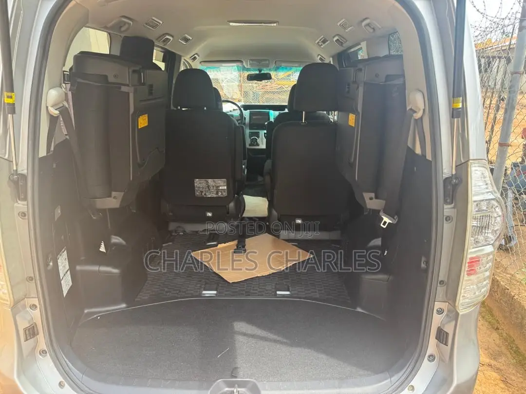 Toyota Voxy 2012 Silver