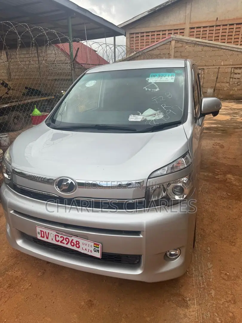 Toyota Voxy 2012 Silver
