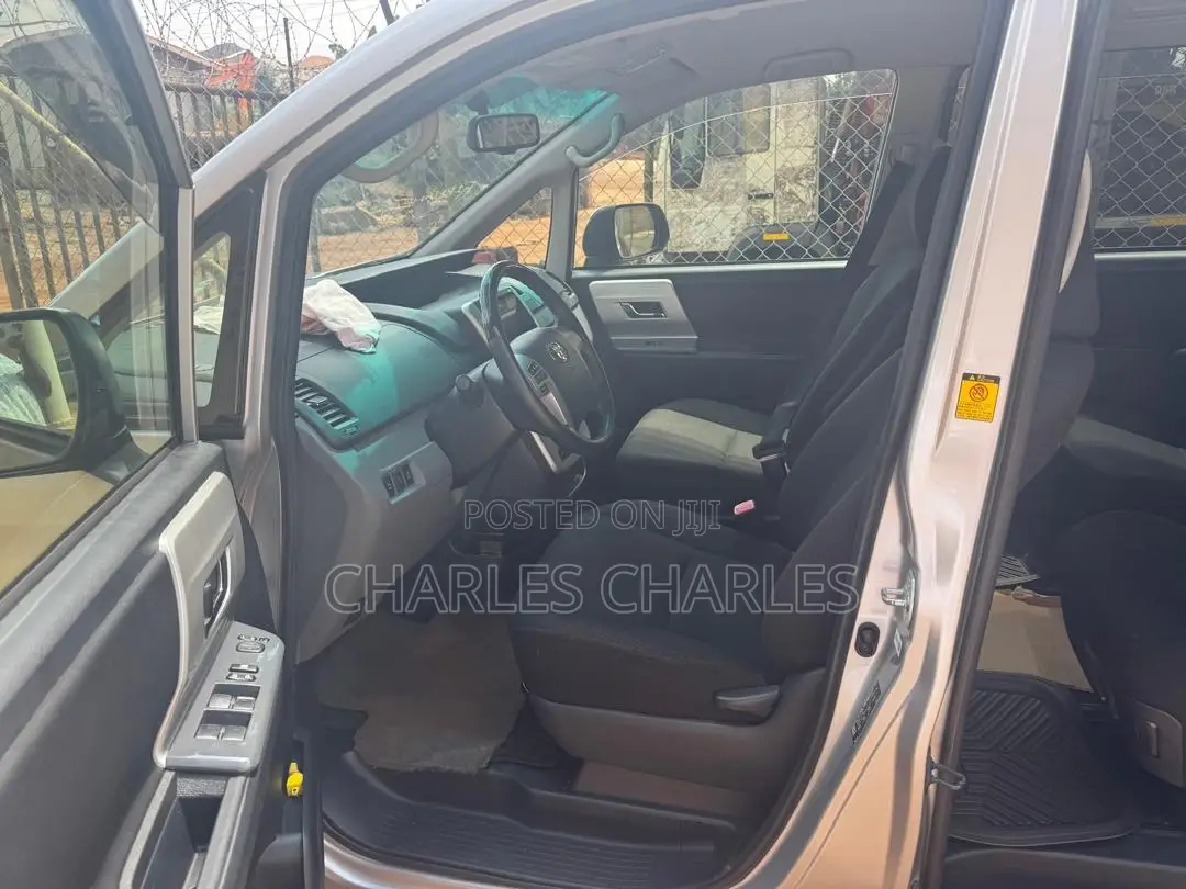 Toyota Voxy 2012 Silver