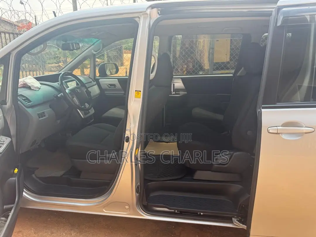Toyota Voxy 2012 Silver
