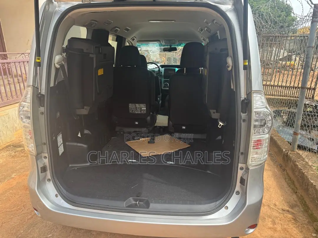 Toyota Voxy 2012 Silver