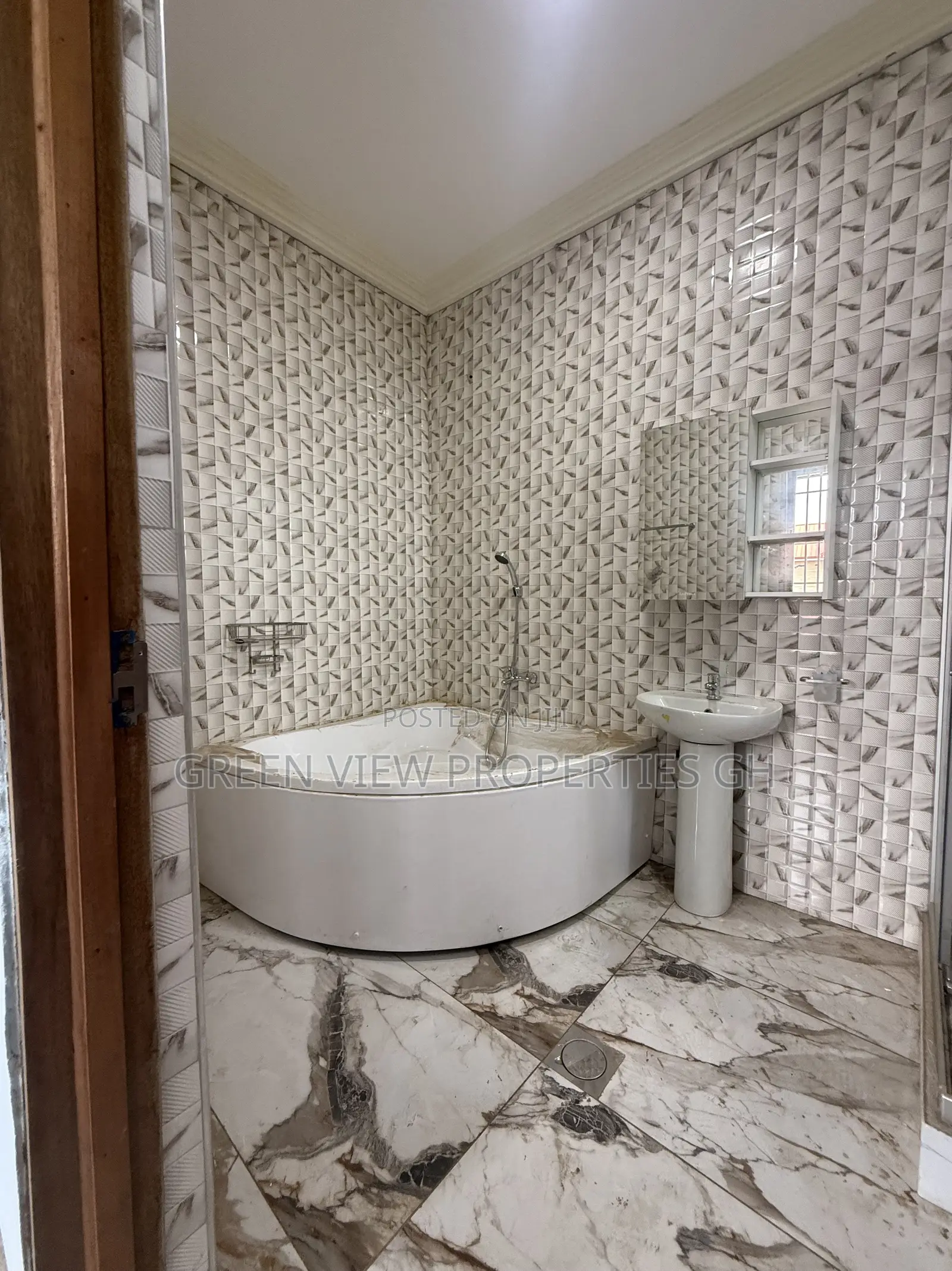 4bdrm Duplex in Tema Metropolitan for rent