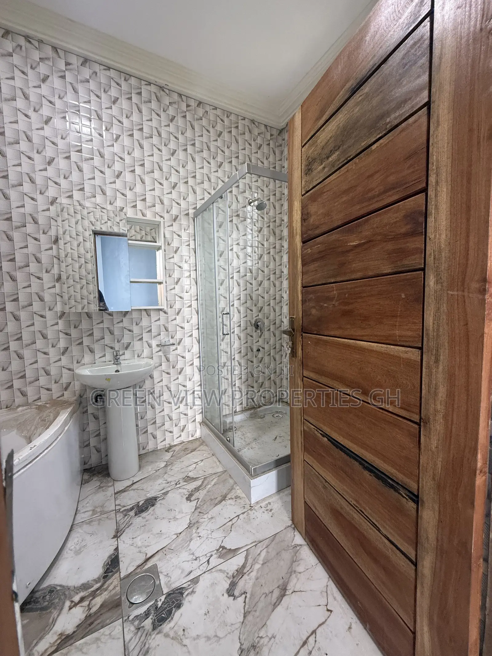 4bdrm Duplex in Tema Metropolitan for rent