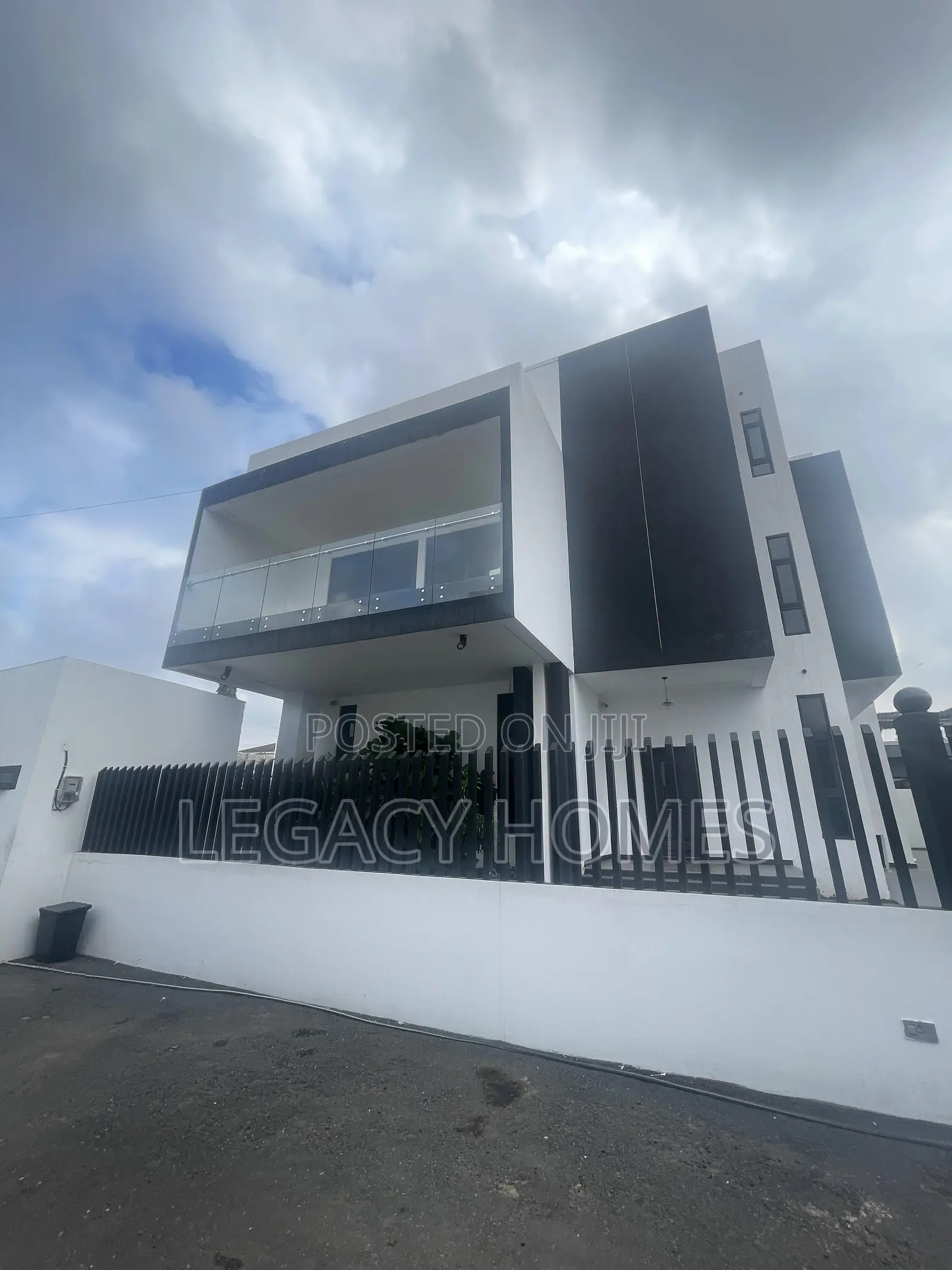 4bdrm Townhouse/Terrace in East Legon, A&C Mall Area for sale