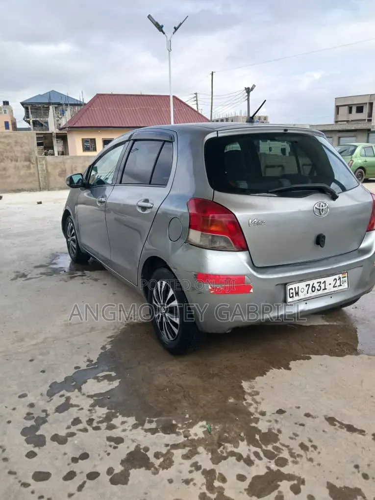 Toyota Vitz 2010 Silver