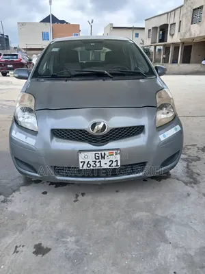Toyota Vitz 2010 Silver