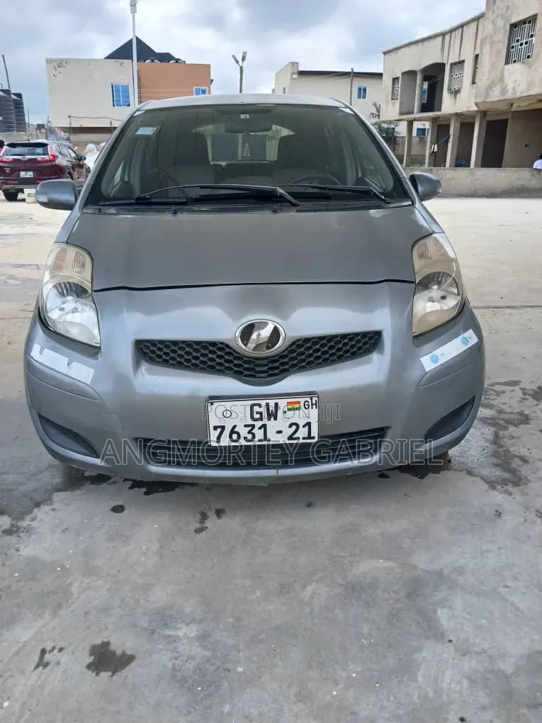 Toyota Vitz 2010 Silver