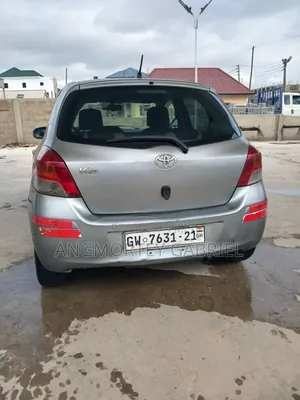 Toyota Vitz 2010 Silver