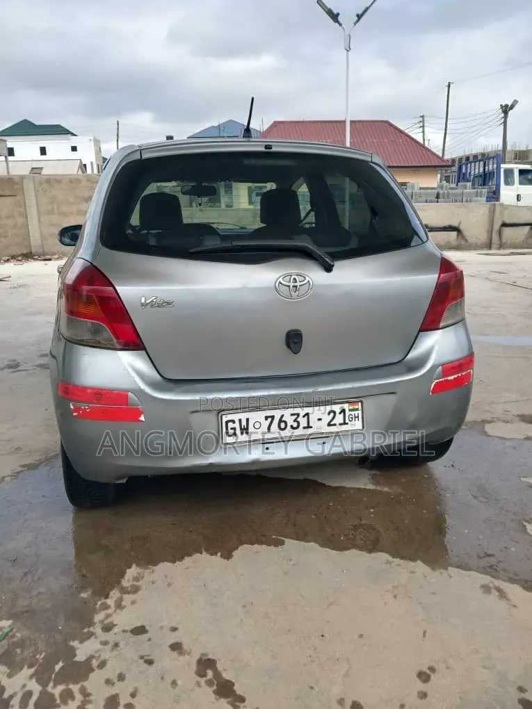 Toyota Vitz 2010 Silver
