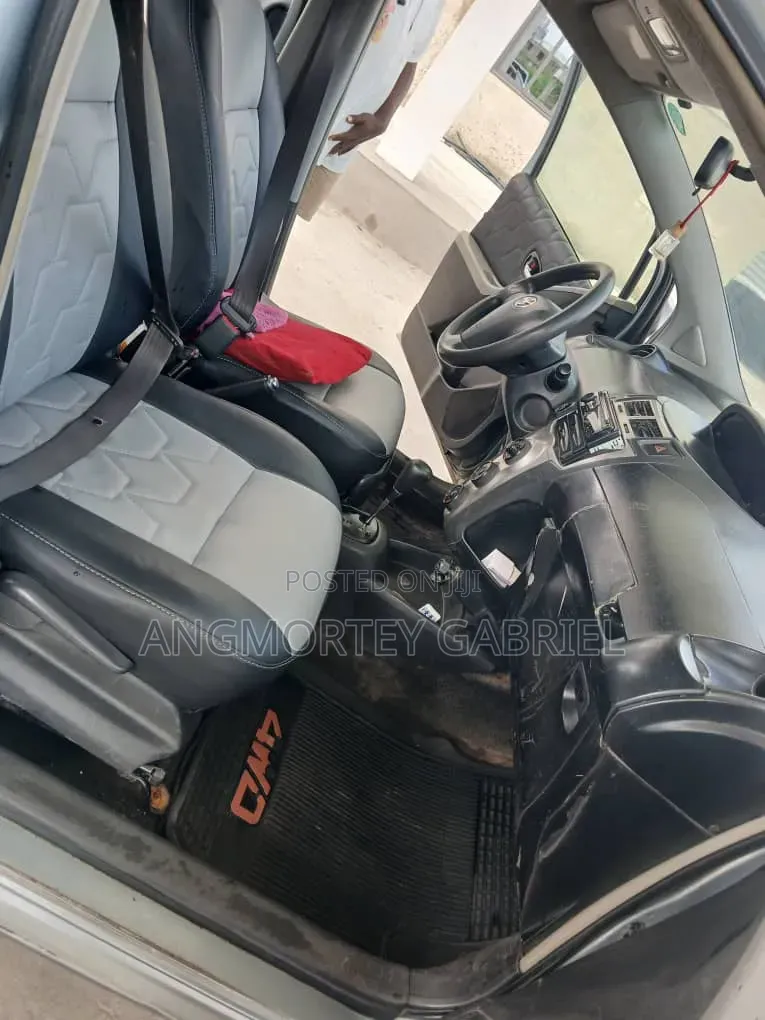 Toyota Vitz 2010 Silver