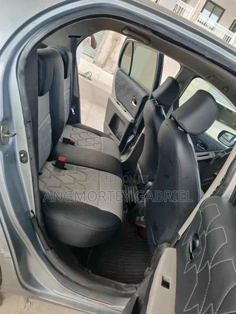 Toyota Vitz 2010 Silver