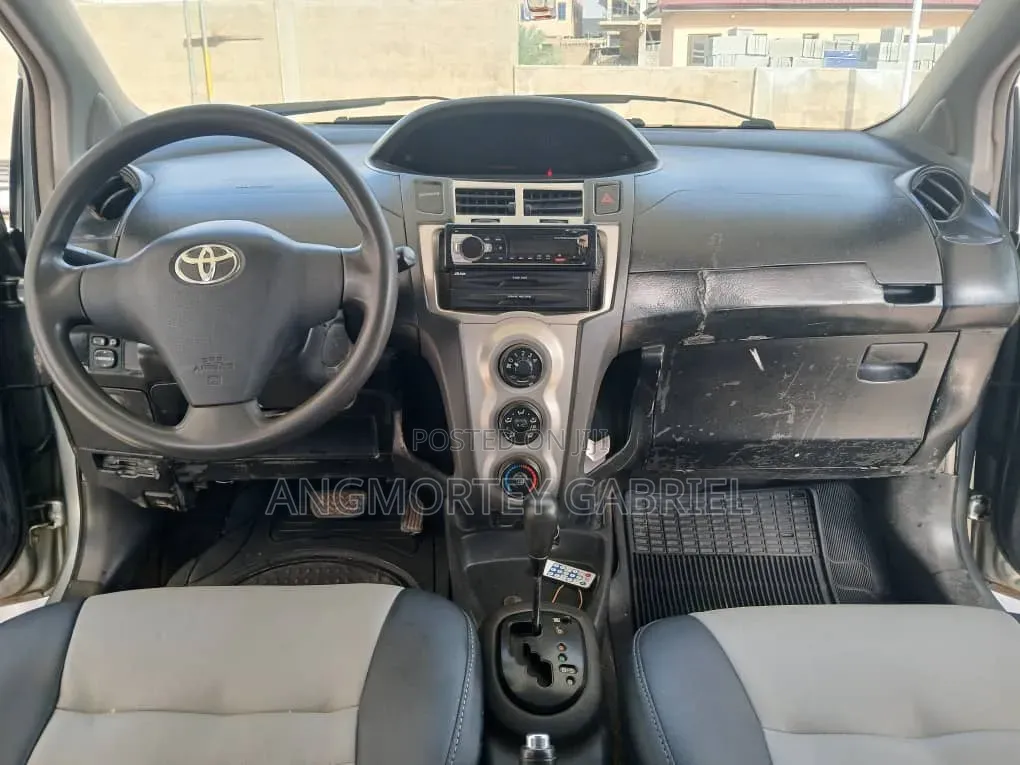 Toyota Vitz 2010 Silver